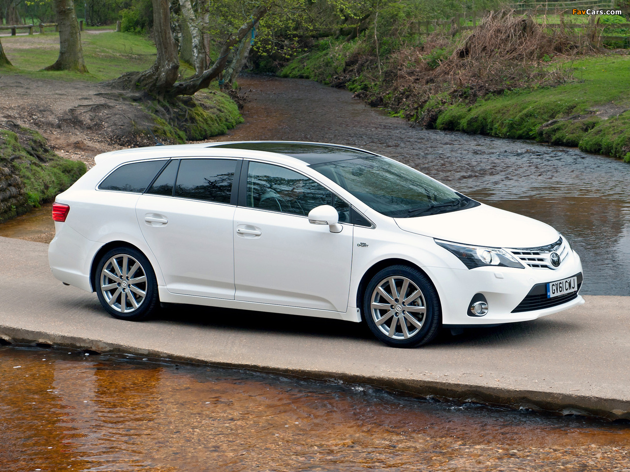 Pictures of Toyota Avensis Wagon UK-spec 2012 (1280 x 960)