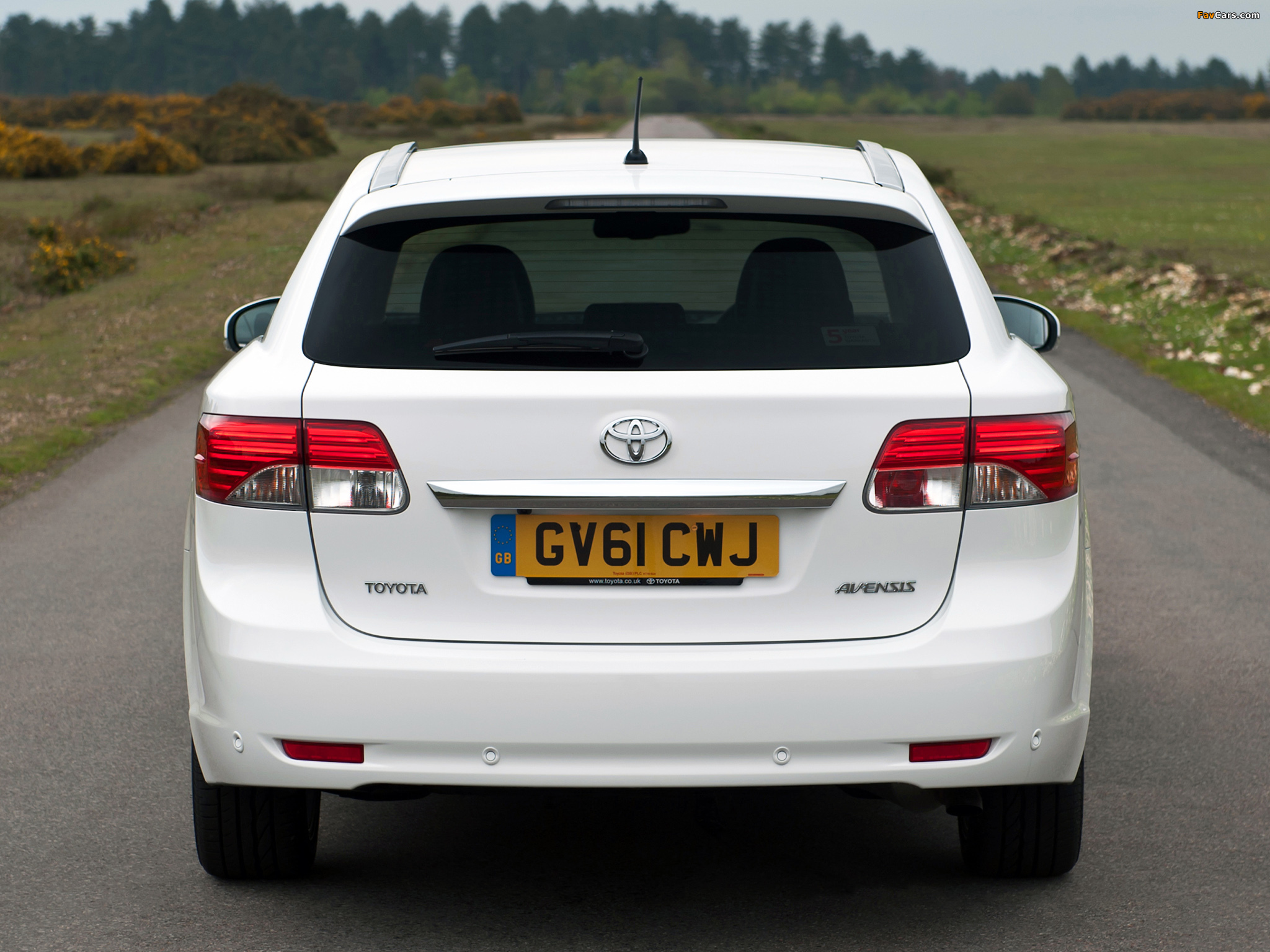 Pictures of Toyota Avensis Wagon UK-spec 2012 (2048 x 1536)
