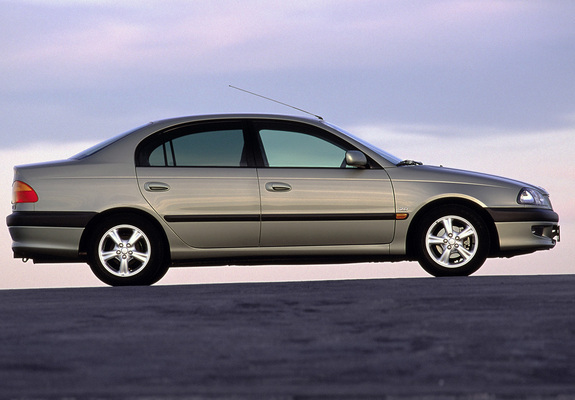 Toyota Avensis Sedan 1997–2000 photos