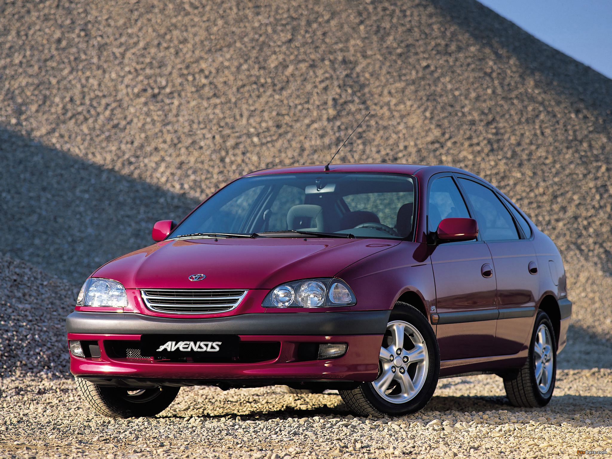 Toyota Avensis Hatchback 1997–2000 photos (2048 x 1536)