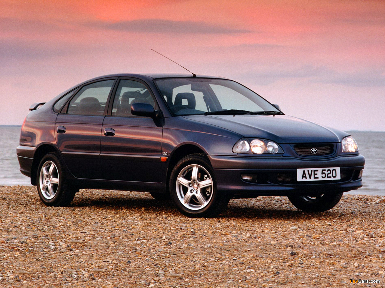 Toyota Avensis Hatchback UK-spec 1997–2000 photos (1280 x 960)