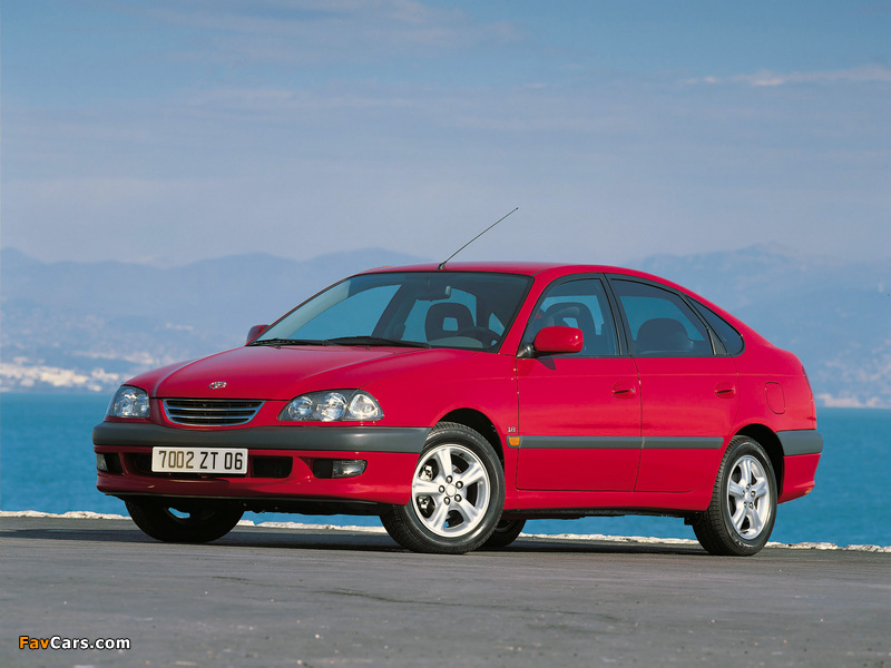 Toyota Avensis Hatchback 1997–2000 photos (800 x 600)