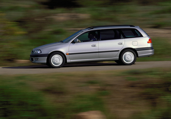 Toyota Avensis Wagon 1997–2000 pictures
