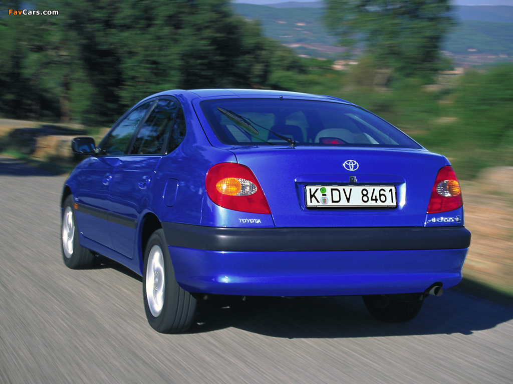 Toyota Avensis Hatchback 1997–2000 pictures (1024 x 768)