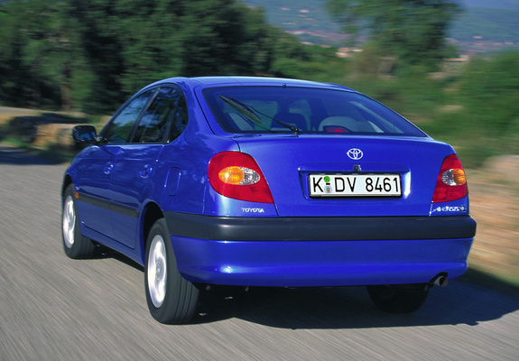 Toyota Avensis Hatchback 1997–2000 pictures