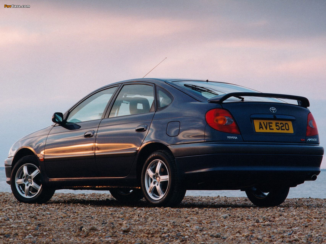 Toyota Avensis Hatchback UK-spec 1997–2000 wallpapers (1280 x 960)