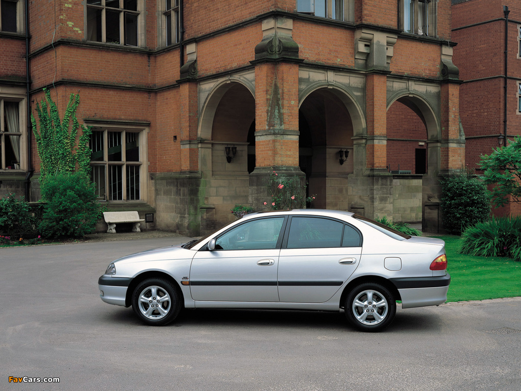 Toyota Avensis Sedan 2000–02 images (1024 x 768)