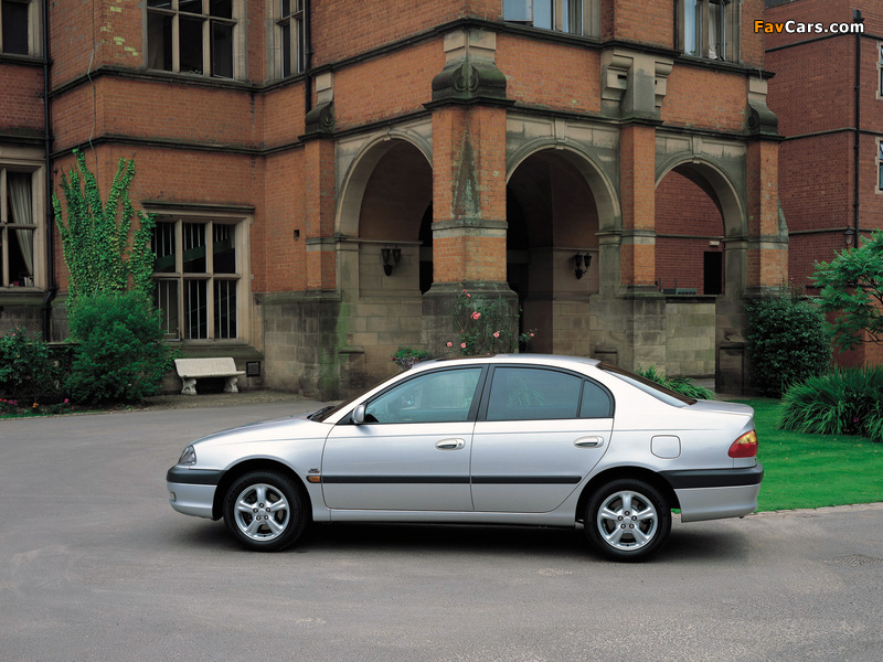 Toyota Avensis Sedan 2000–02 images (800 x 600)