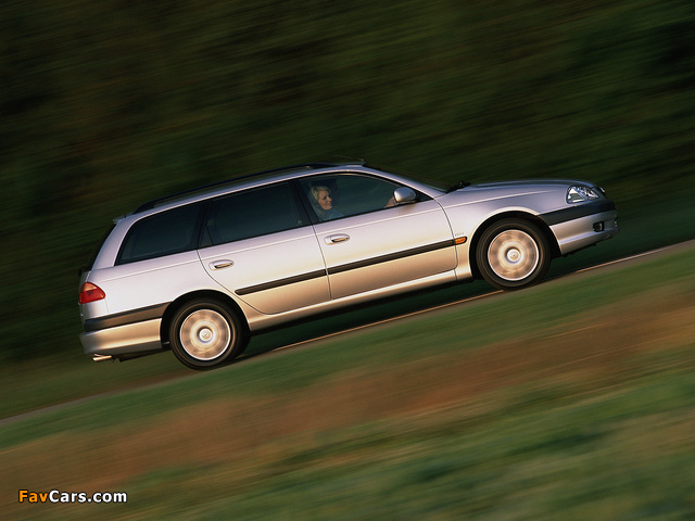 Toyota Avensis Wagon 2000–02 images (640 x 480)