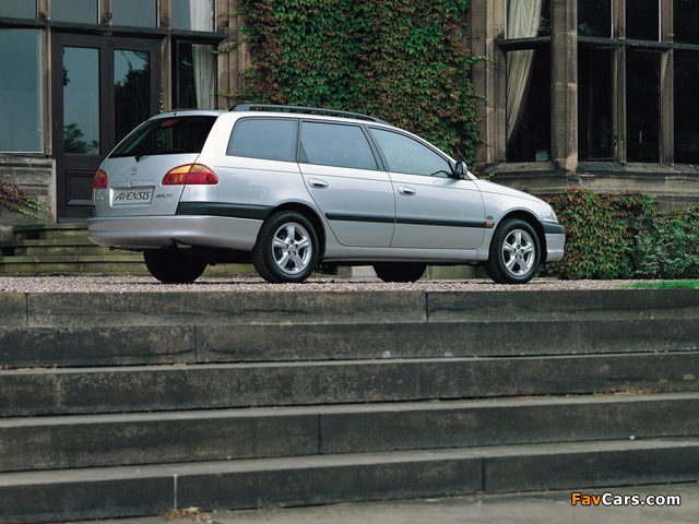 Toyota Avensis Wagon 2000–02 images (640 x 480)