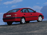 Toyota Avensis Hatchback 2000–02 images