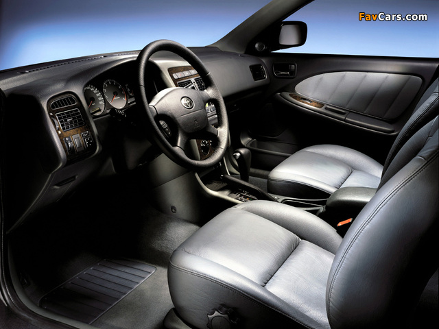 Toyota Avensis Sedan 2000–02 images (640 x 480)