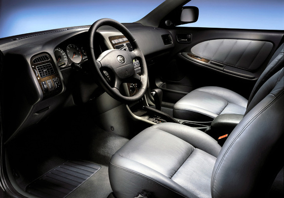Toyota Avensis Sedan 2000–02 images