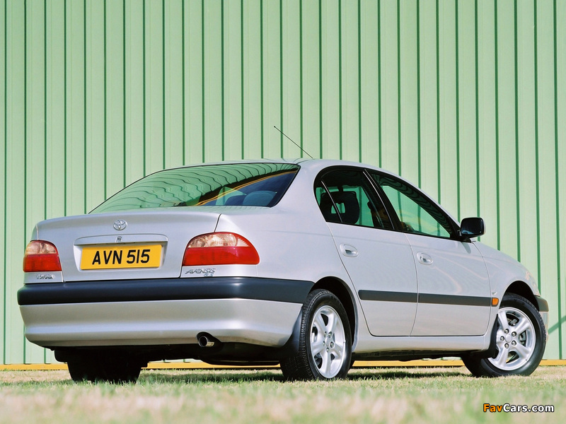 Toyota Avensis Sedan UK-spec 2000–02 images (800 x 600)