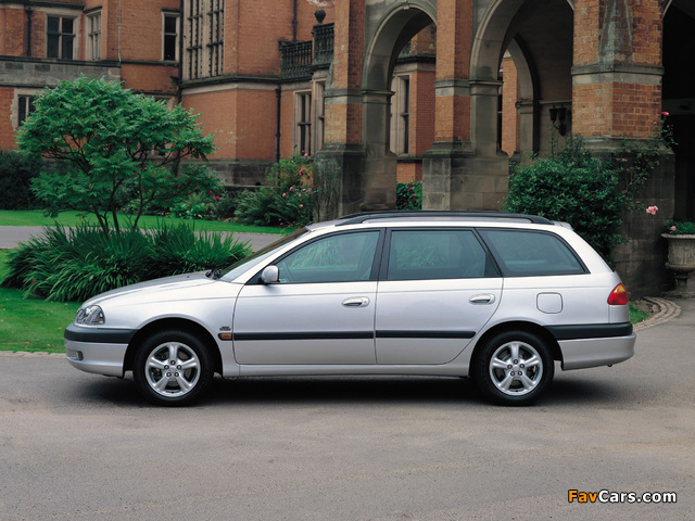 Toyota Avensis Wagon 2000–02 pictures (640 x 480)