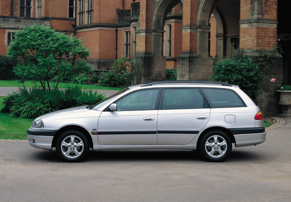 Toyota Avensis Wagon 2000–02 pictures
