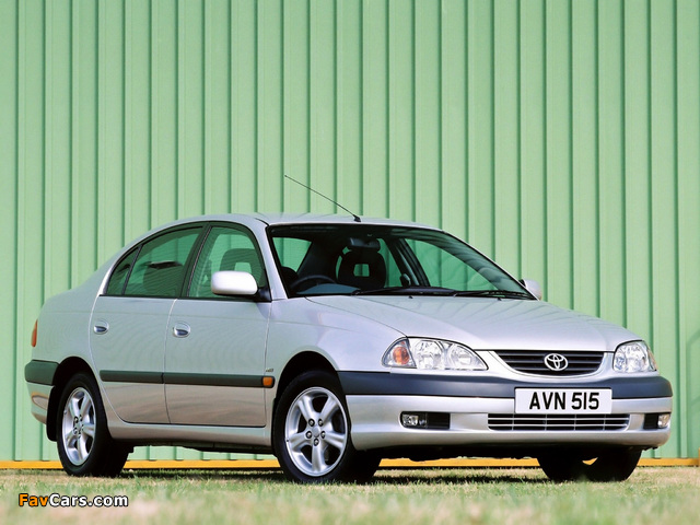 Toyota Avensis Sedan UK-spec 2000–02 pictures (640 x 480)