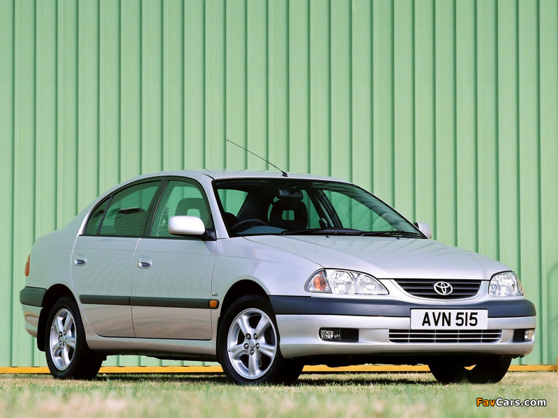 Toyota Avensis Sedan UK-spec 2000–02 pictures (800 x 600)