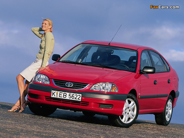 Toyota Avensis Hatchback 2000–02 wallpapers (640 x 480)