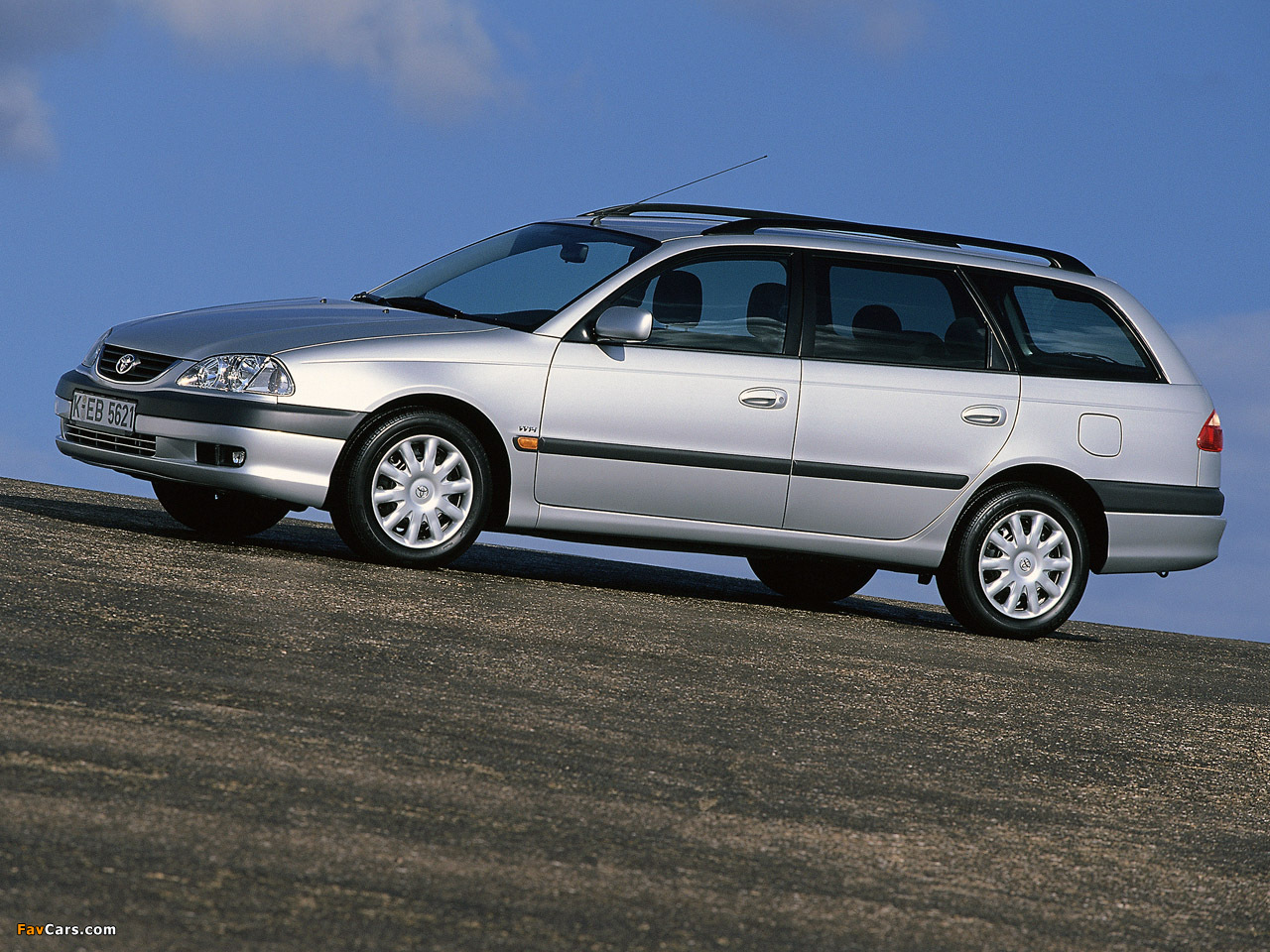 Toyota Avensis Wagon 2000–02 wallpapers (1280 x 960)