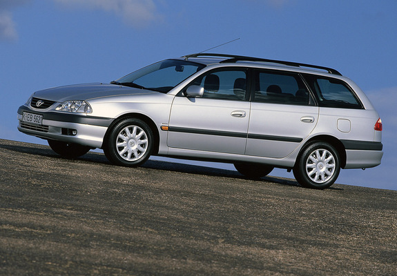 Toyota Avensis Wagon 2000–02 wallpapers