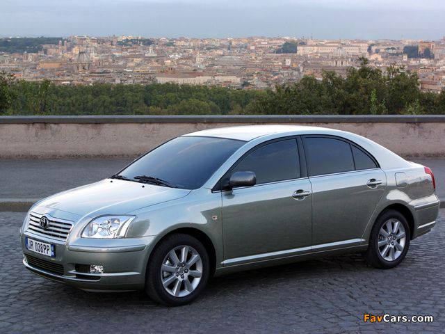 Toyota Avensis Liftback 2003–06 images (640 x 480)