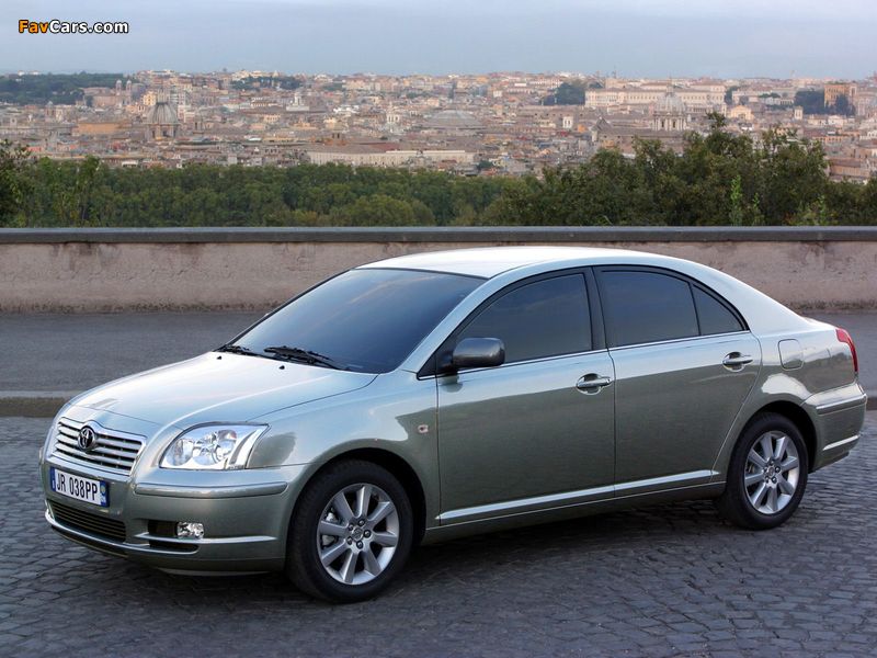 Toyota Avensis Liftback 2003–06 images (800 x 600)