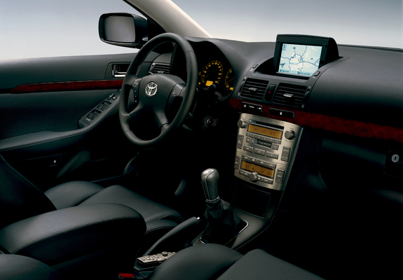 Toyota Avensis Liftback 2003–06 photos