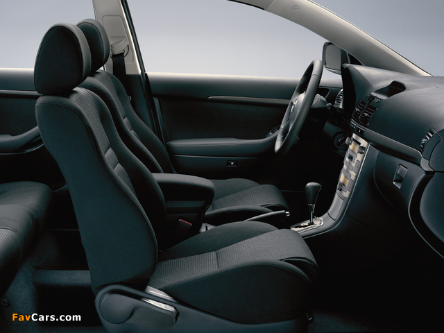 Toyota Avensis Liftback 2003–06 pictures (640 x 480)