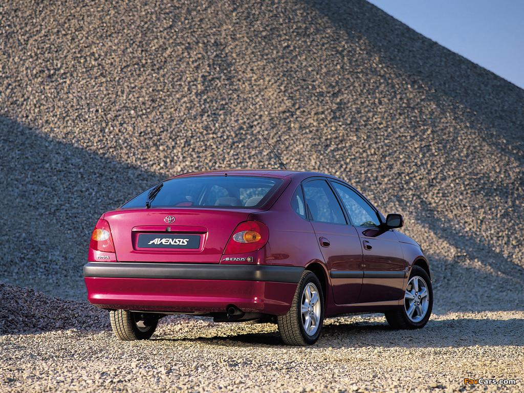 Toyota Avensis Hatchback 1997–2000 wallpapers (1024 x 768)