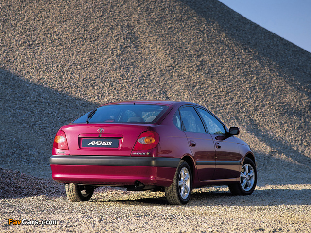 Toyota Avensis Hatchback 1997–2000 wallpapers (640 x 480)