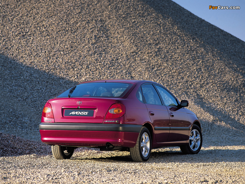 Toyota Avensis Hatchback 1997–2000 wallpapers (800 x 600)