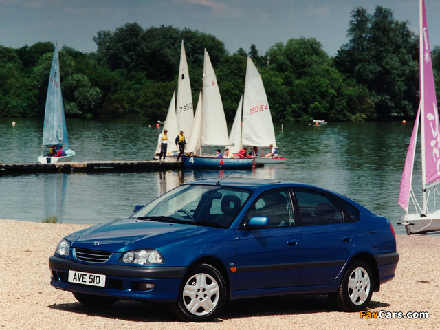 Toyota Avensis Hatchback UK-spec 1997–2000 wallpapers (640 x 480)