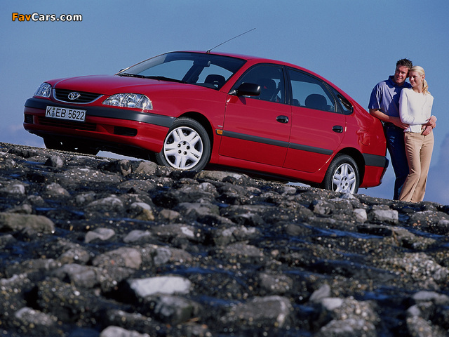 Toyota Avensis Hatchback 2000–02 wallpapers (640 x 480)