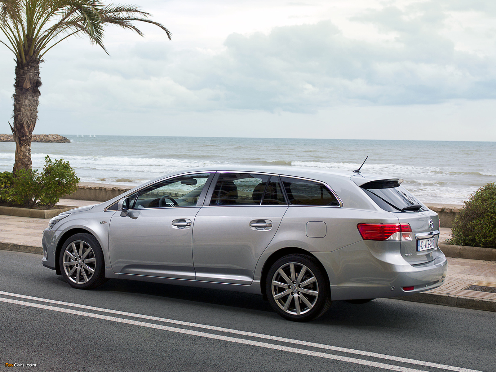 Toyota Avensis Wagon 2011 wallpapers (1600 x 1200)