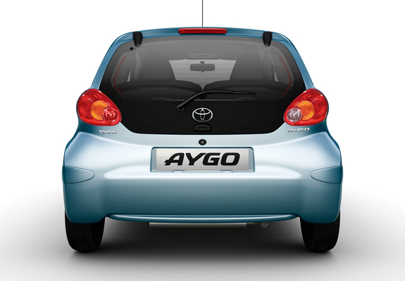 Images of Toyota Aygo 5-door 2005–08