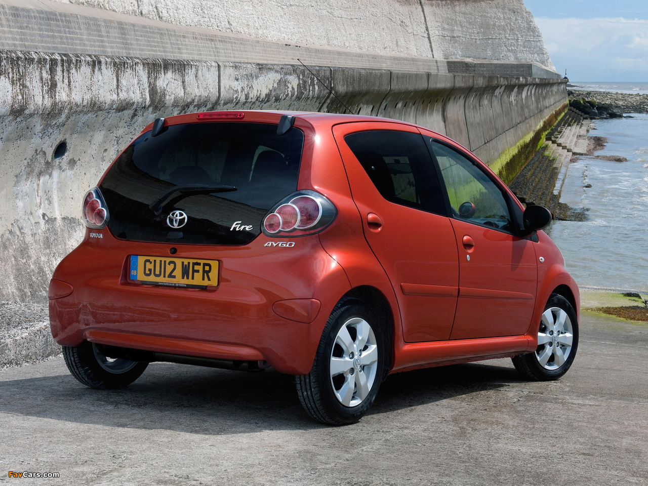 Images of Toyota Aygo 5-door UK-spec 2012 (1280 x 960)