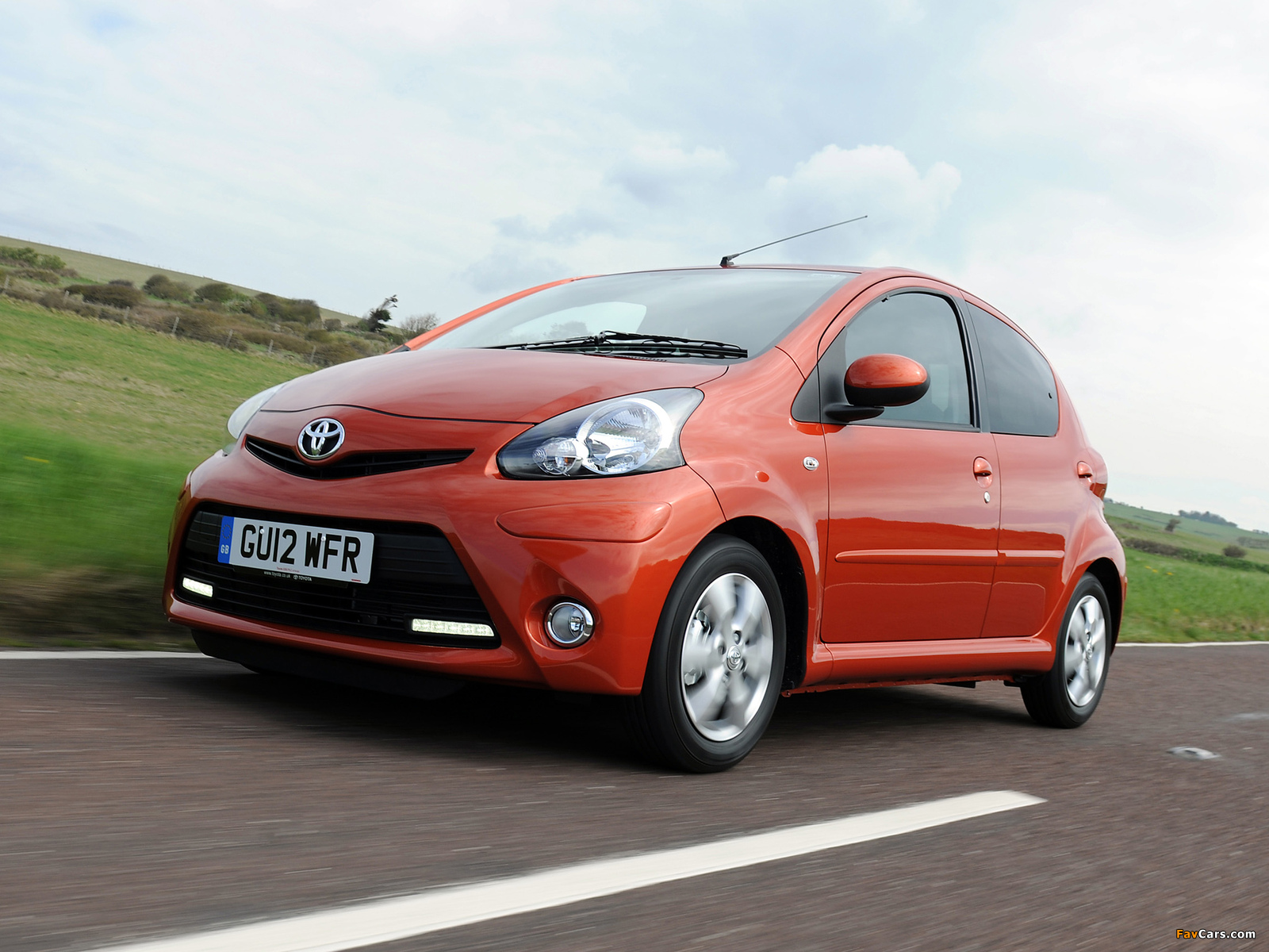 Images of Toyota Aygo 5-door UK-spec 2012 (1600 x 1200)