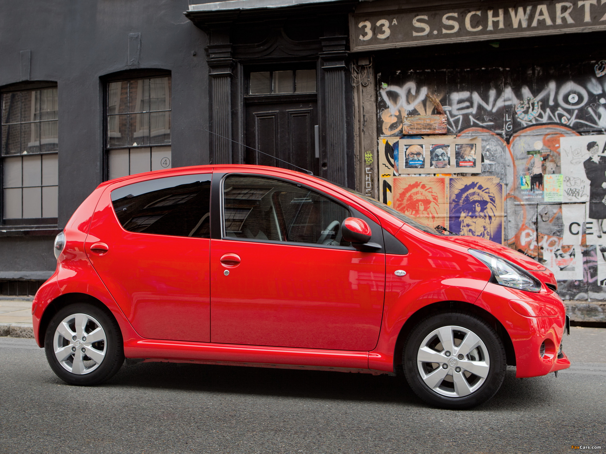 Images of Toyota Aygo 5-door UK-spec 2012–14 (2048 x 1536)