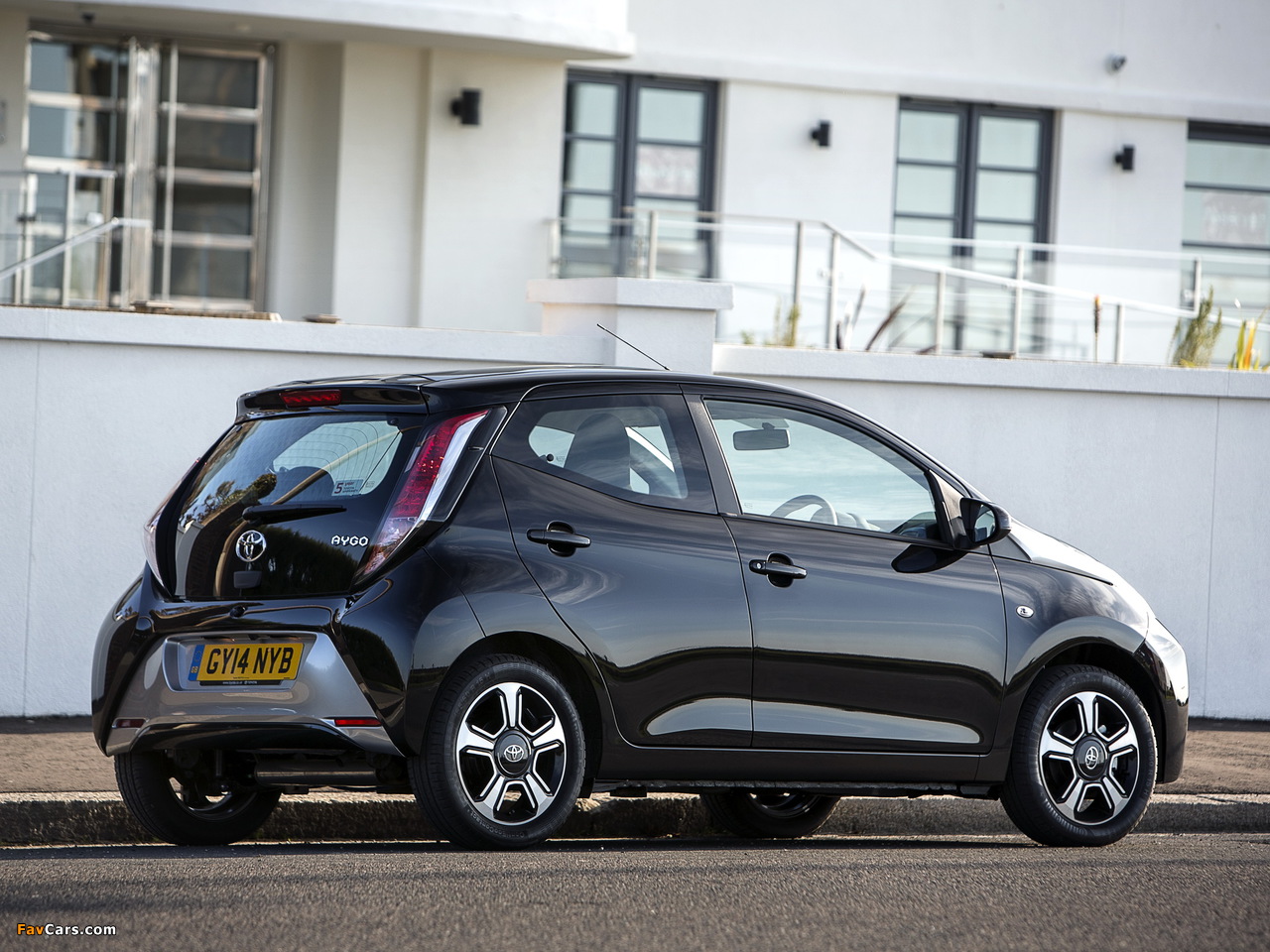 Images of Toyota Aygo 5-door UK-spec 2014 (1280 x 960)