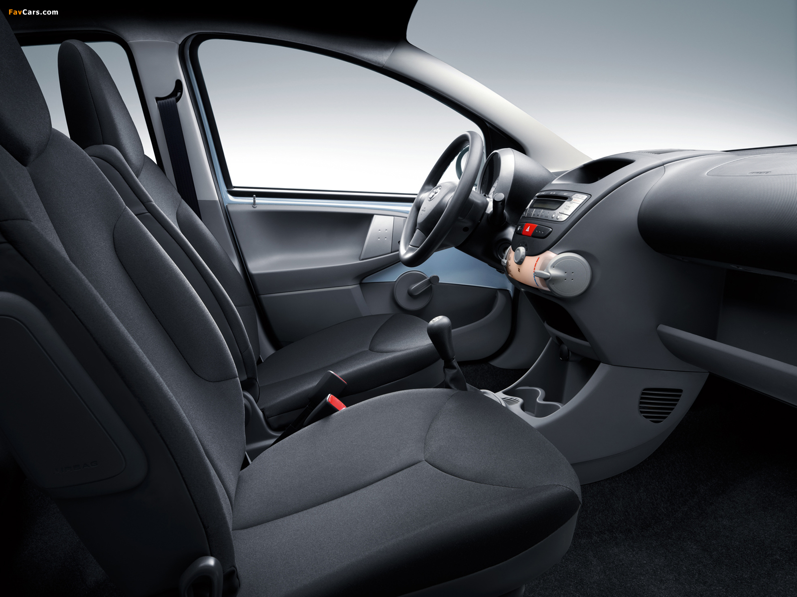 Photos of Toyota Aygo 5-door 2005–08 (1600 x 1200)