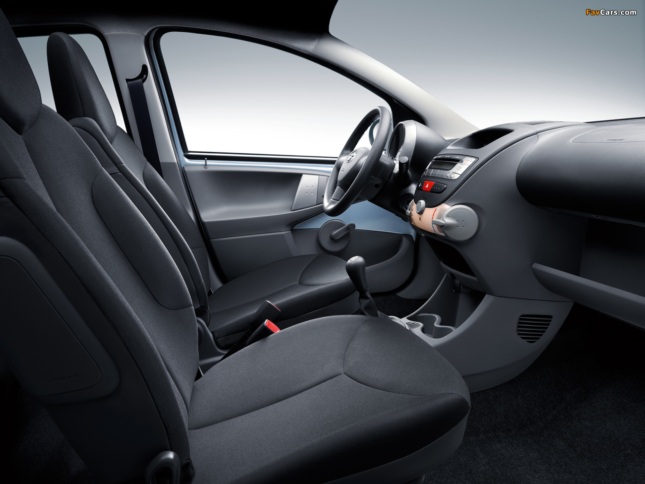 Photos of Toyota Aygo 5-door 2005–08 (1280 x 960)