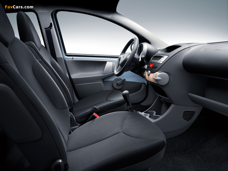 Photos of Toyota Aygo 5-door 2005–08 (800 x 600)