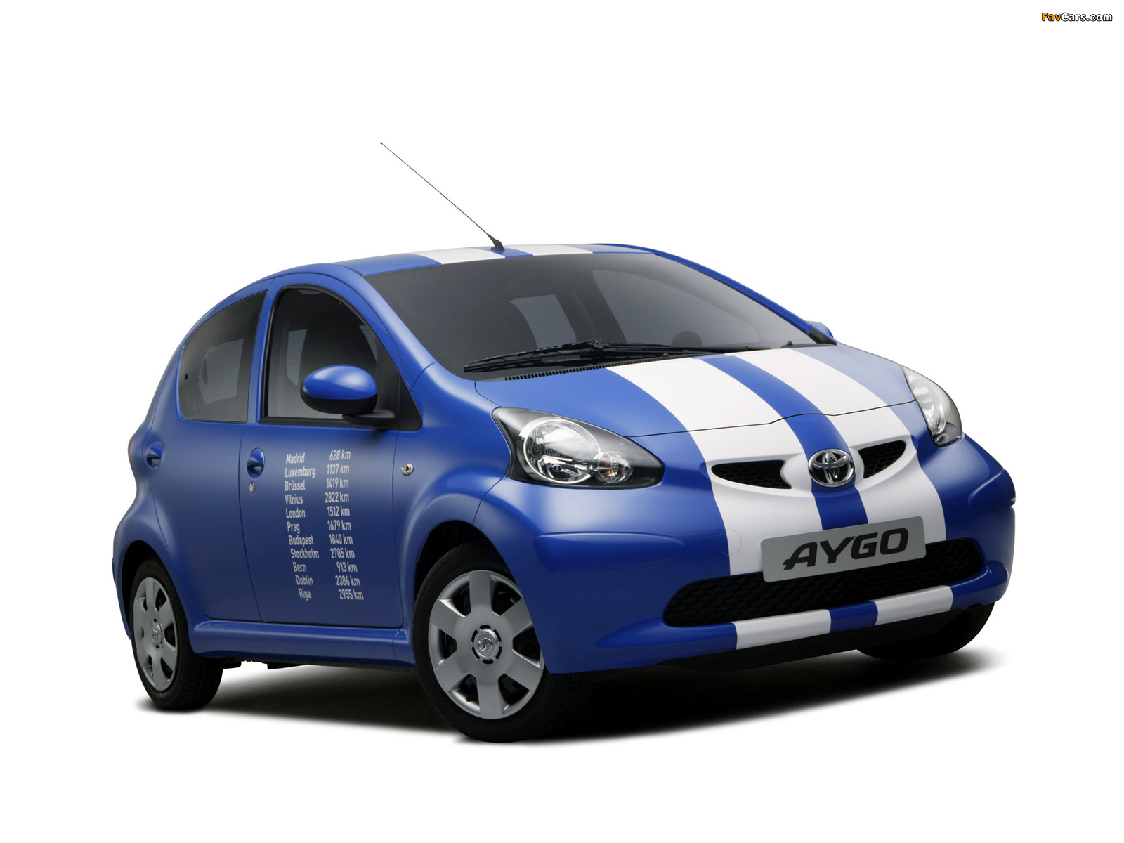 Photos of Toyota Aygo 5-door 2005–08 (1600 x 1200)