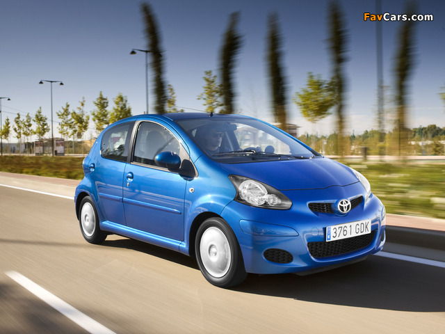 Photos of Toyota Aygo 5-door 2008–12 (640 x 480)