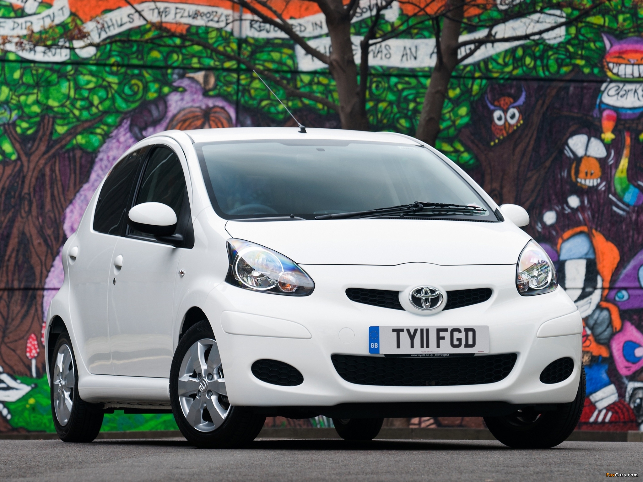 Photos of Toyota Aygo 5-door UK-spec 2008–12 (2048 x 1536)