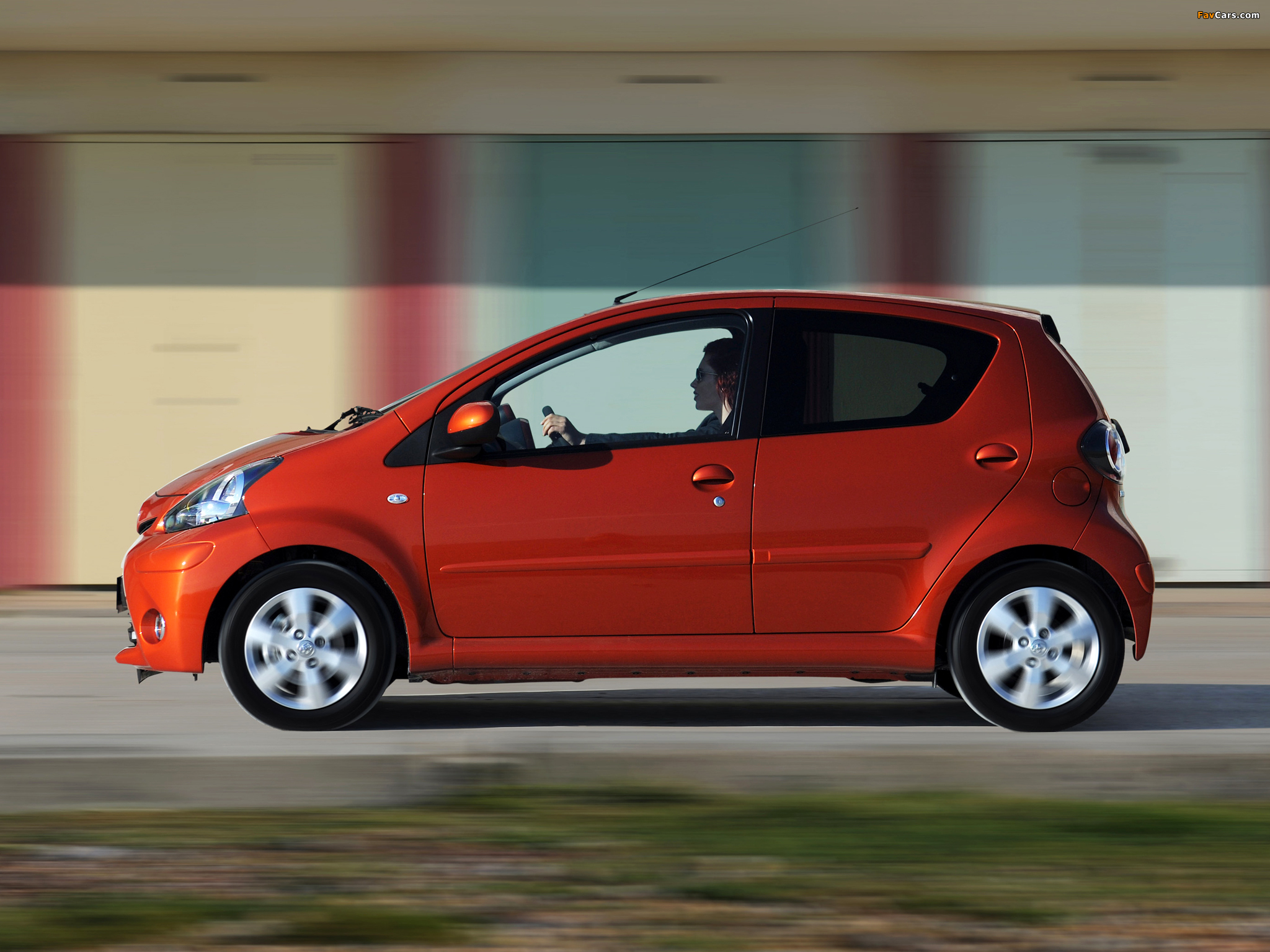 Photos of Toyota Aygo 5-door UK-spec 2012 (2048 x 1536)