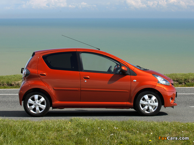 Photos of Toyota Aygo 5-door UK-spec 2012 (640 x 480)