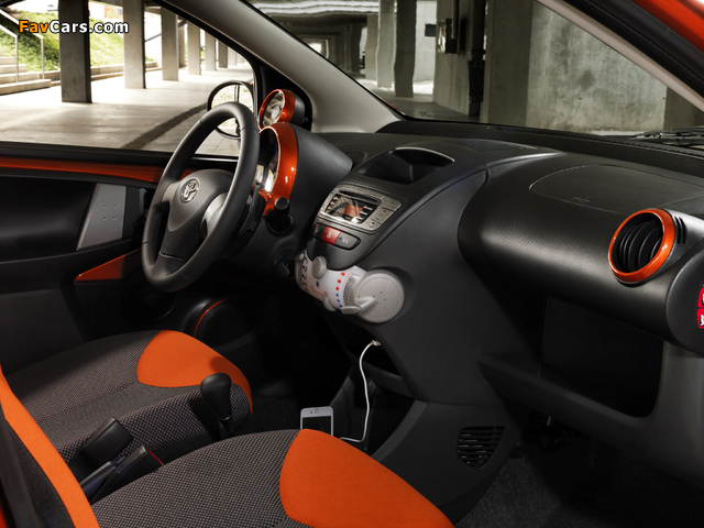 Photos of Toyota Aygo 5-door 2012 (640 x 480)