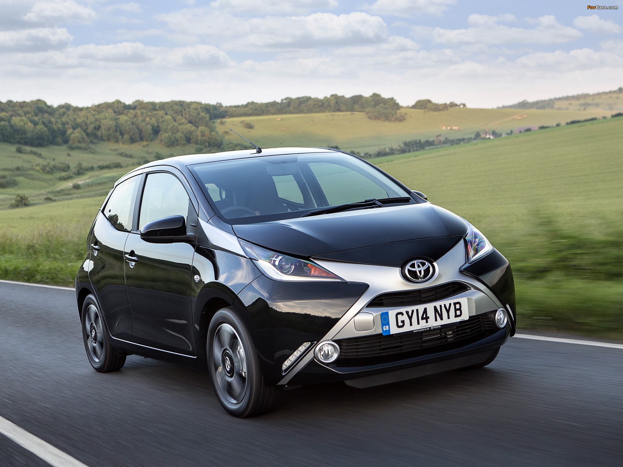 Photos of Toyota Aygo 5-door UK-spec 2014 (2048 x 1536)